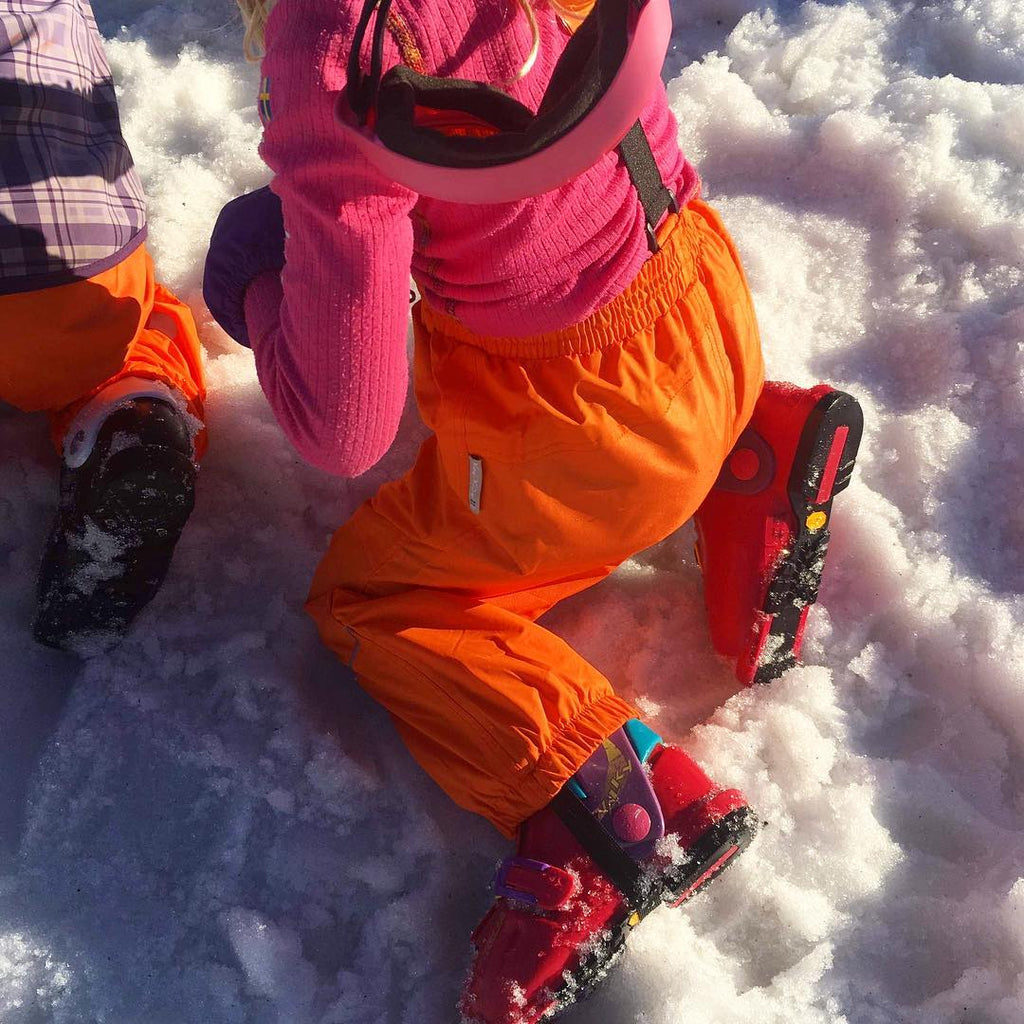 ❄️Testing our waterproof gear in the snow! 🎿🏔